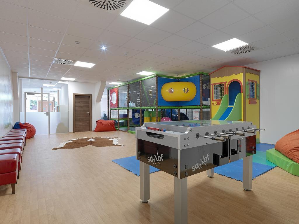 Alpina Zillertal . Family Lifestyle Kinderhotel Fuegen Ngoại thất bức ảnh