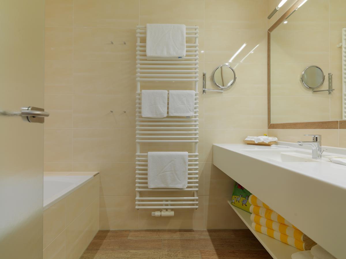Alpina Zillertal . Family Lifestyle Kinderhotel Fuegen Ngoại thất bức ảnh