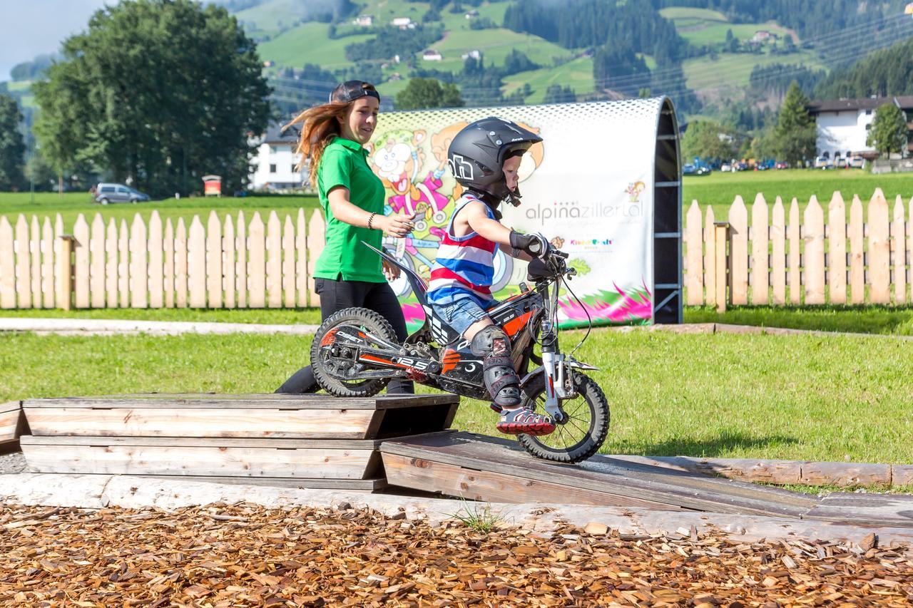 Alpina Zillertal . Family Lifestyle Kinderhotel Fuegen Ngoại thất bức ảnh